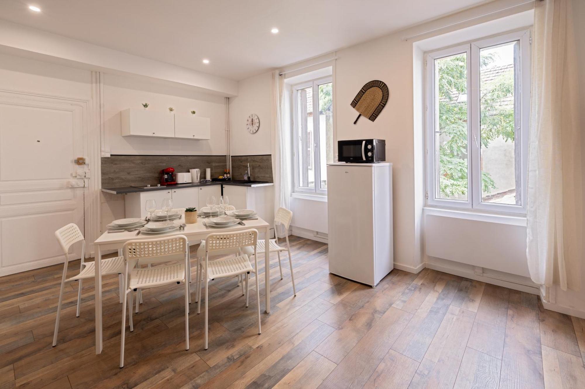 Ld-Location Hotel Montlucon Bagian luar foto
